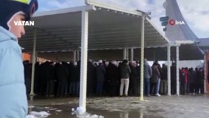 Sivas'ta cenaze törenine katılan kadın 'hakkımı hela etmiyorum' diye bağırdı