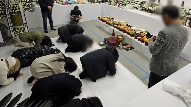 제주항공 여객기 참사 유가족 무안공항서 합동 차례 / YTN