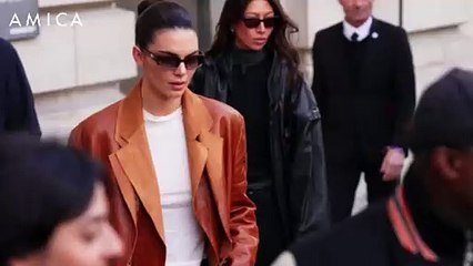 Kendall Jenner statuaria in passerella per Schiaparelli