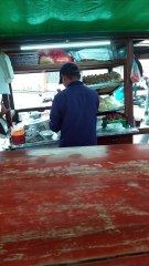 Makan baso di pinggir jalan