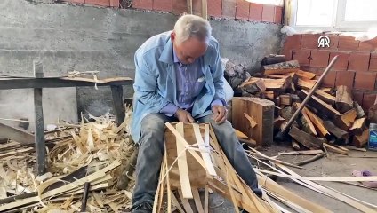 Çocuk yaşta edindiği mesleğini sürdürüyor