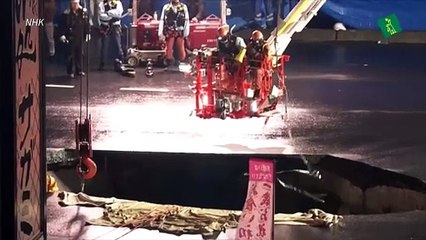 Un camionero japonés atrapado en un socavón que se abrió en medio de la calle