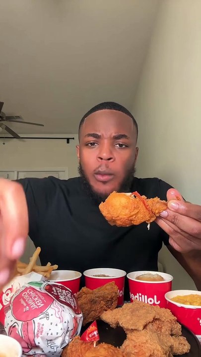 Follow for more ASMR videos🌮🍟 Credits: @grayfoodie_ #mukbang #asmr #fastfood #asmreating