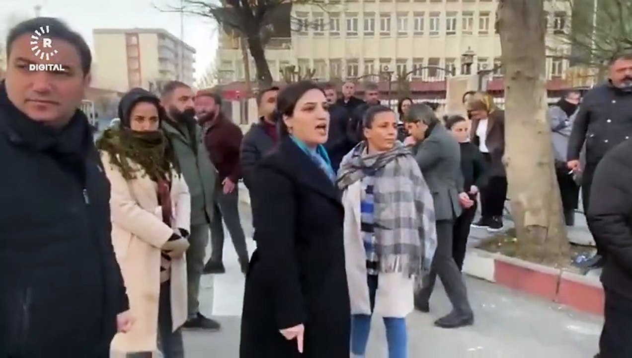 DEM Parti Siirt Milletvekili Sabahat Erdoğan Sarıtaş, kayyum atanan Siirt Belediye binasına alınmamasına sert tepki gösterdi.