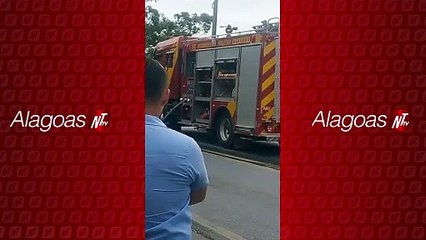 Incêndio em caminhão tombado na BR 104 mobiliza Corpo de Bombeiros em São José da Laje
