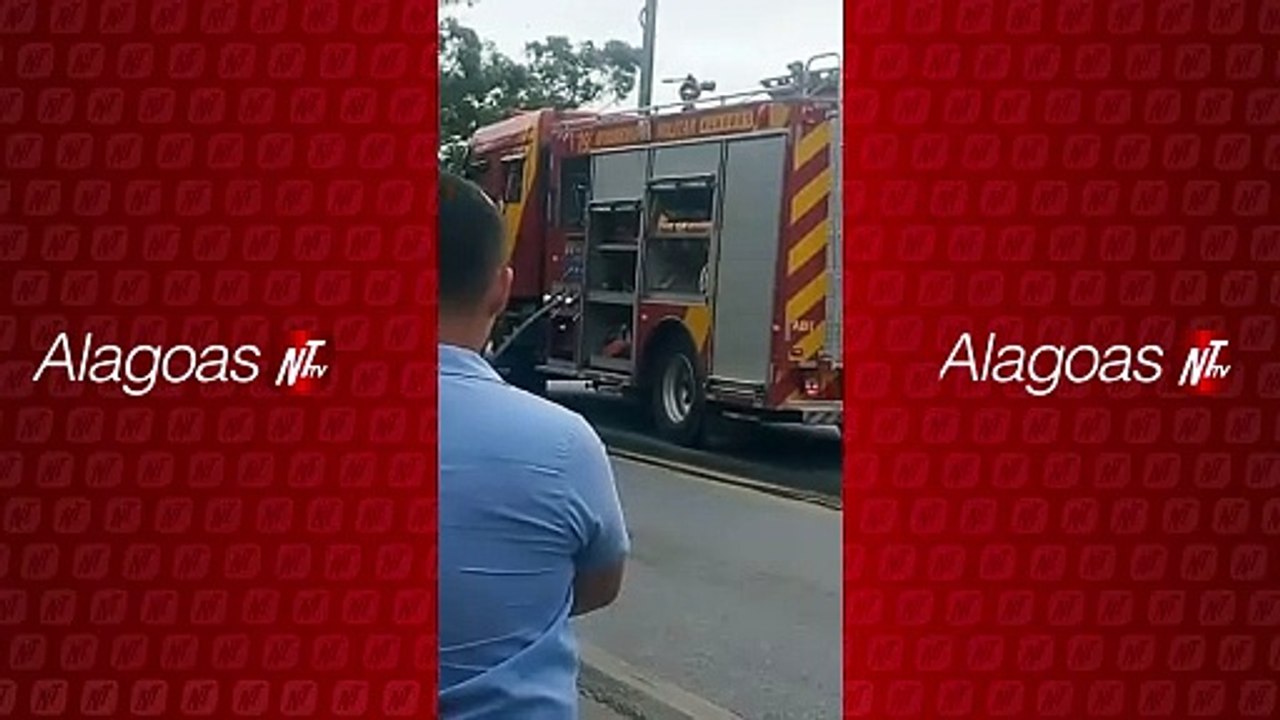 Incêndio em caminhão tombado na BR 104 mobiliza Corpo de Bombeiros em São José da Laje
