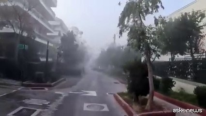 La nebbia avvolge Atene e il Partenone: "Fenomeno raro, colpa del caldo"