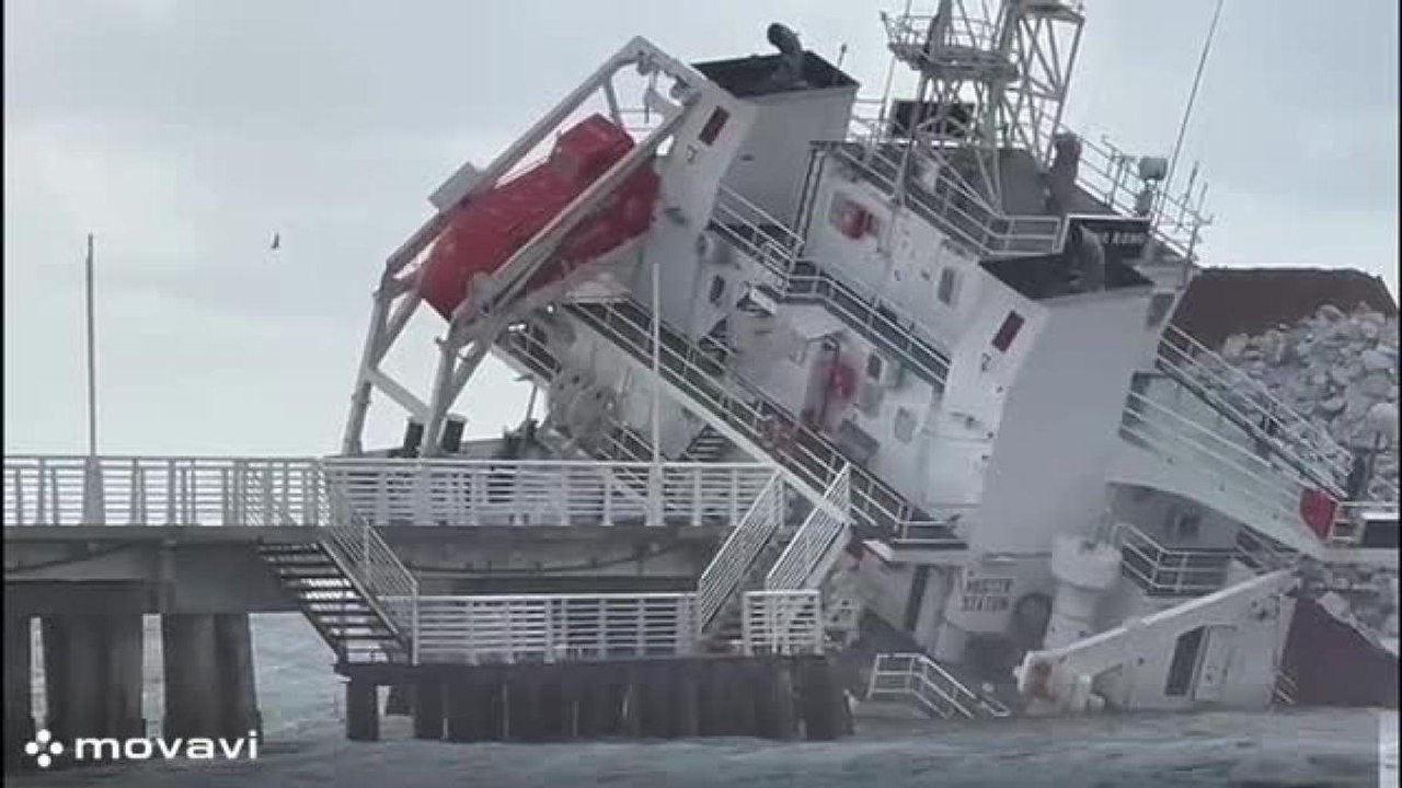 Rischio ambientale dopo la collisione tra la nave e il pontile a Marina di Massa