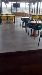 Vento arranca chão de um bar junto a praia da Figueira da Foz. Há vídeo