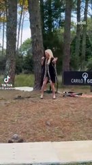 Esmeralda Mitre llamó mucho la atención en un evento en Cariló en el que agarró el micrófono y comenzó a cantar.