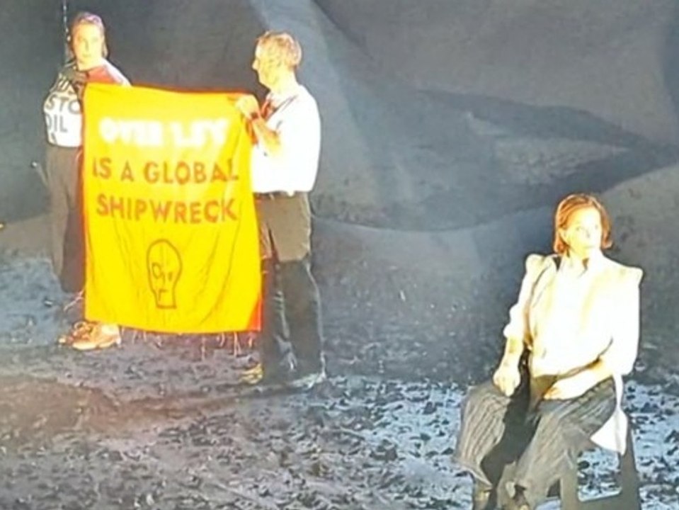 Klimaaktivisten stürmen Theatervorführung mit Sigourney Weaver