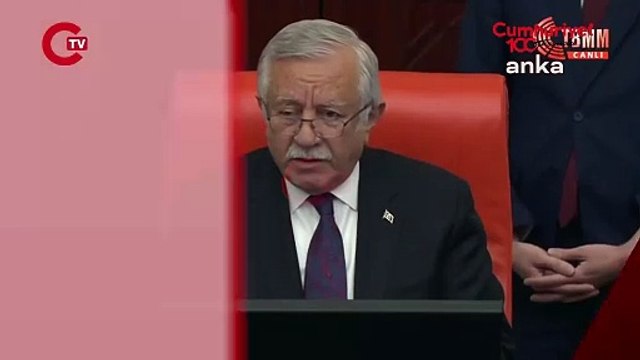 DEM Parti milletvekilleri, Meclis Genel Kurulu'nda Siirt Belediyesi'ne kayyım atanmasını sıra kapaklarına vurarak ve alkışlarla protesto etti