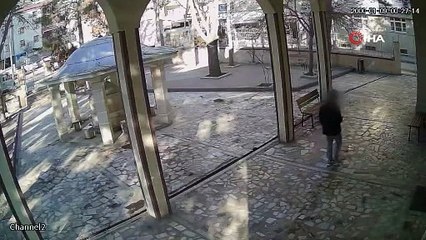 Camiye torpil atan şahıs, cemaatin aklını başından aldı