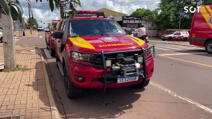 Motociclista fica gravemente ferida após forte colisão no Jardim Clarito em Cascavel