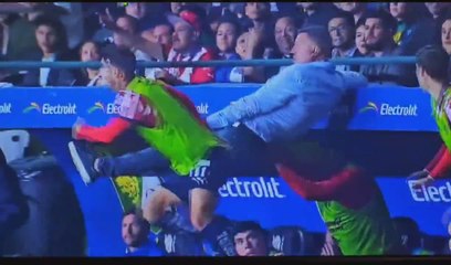 La patada del entrenador de Chivas a James Rodríguez