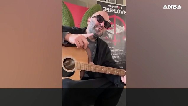 Gli auguri all'Ansa cantati da Giuliano Sangiorgi