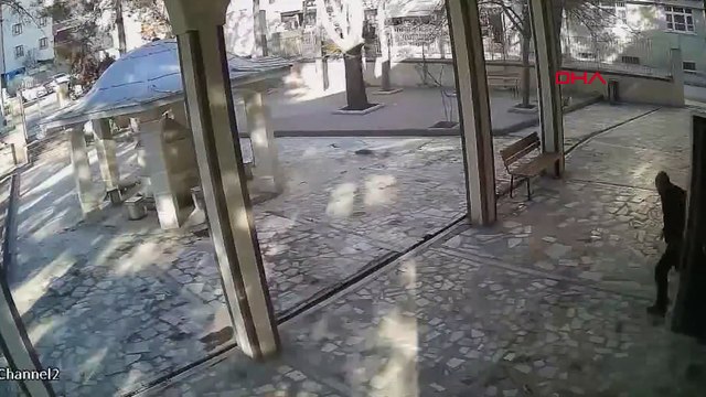 Elazığ'da bir camide cemaat namaz kılarken, bir çocuk torpil attı