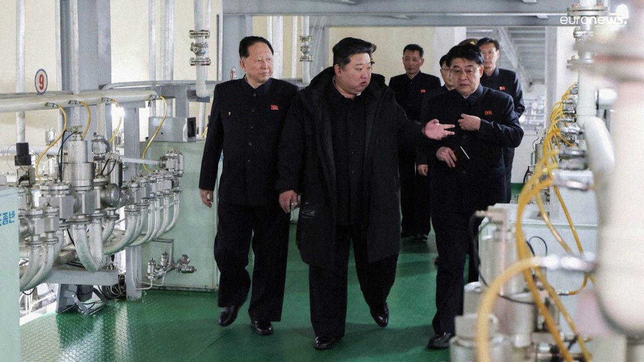 زعيم كوريا الشمالية يتفقد منشأة نووية ويدعو لرفع قدرات بلاده الحربية