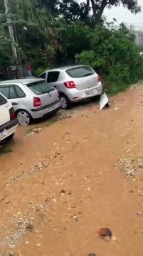 Moradores enfrentam alagamentos após obras e pedem desobstrução de galerias em rua de Colombo