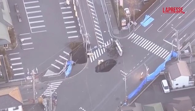 Giappone, voragine in strada vicino a Tokyo: camionista intrappolato sottoterra
