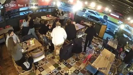 Kadıköy’de seyir halindeki araçtan restorana torpil atıldı: O anlar kamerada