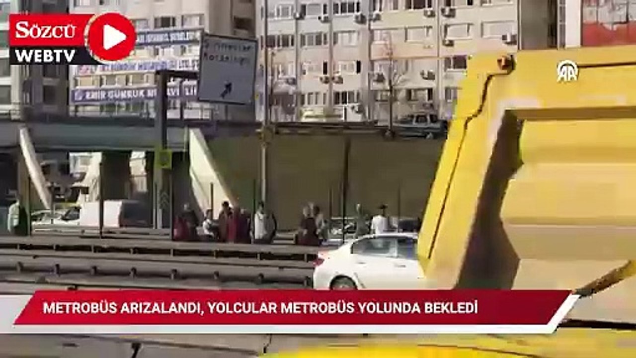 Bahçelievler’de metrobüs arızalandı, yolcular metrobüs yolunda bekledi