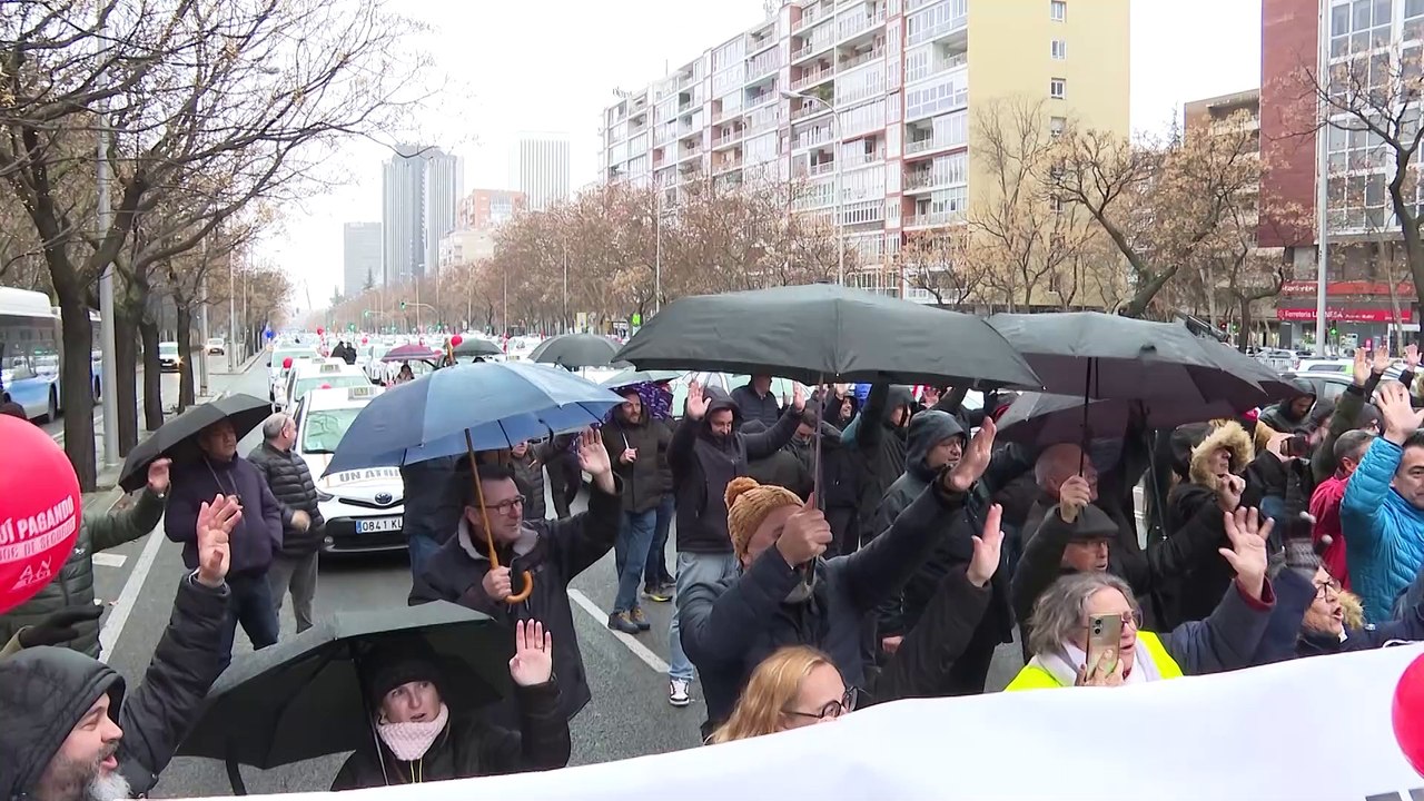 Miles de taxistas se manifiestan en España contra las subidas de precios de los seguros