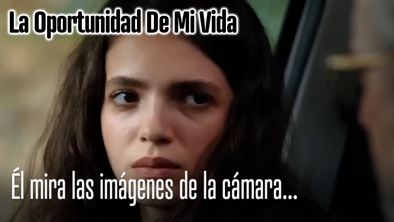 Él mira las imágenes de la cámara...