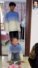 Oh My God Look at the Frog 🐸 infront of Men Face 😲🥱😃👌