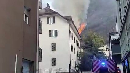 Casa in fiamme in via Claudia Augusta: vigili del fuoco in azione