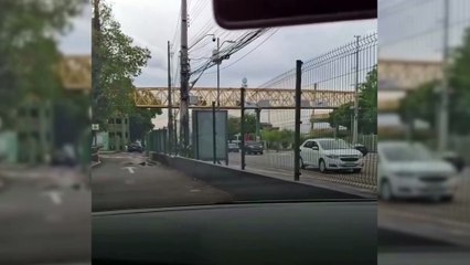 Mistério: Mulher mascarada segurando uma faca é flagrada perto de Shopping