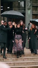 Hande Erçel Paris Moda Haftası'nda Büyüledi