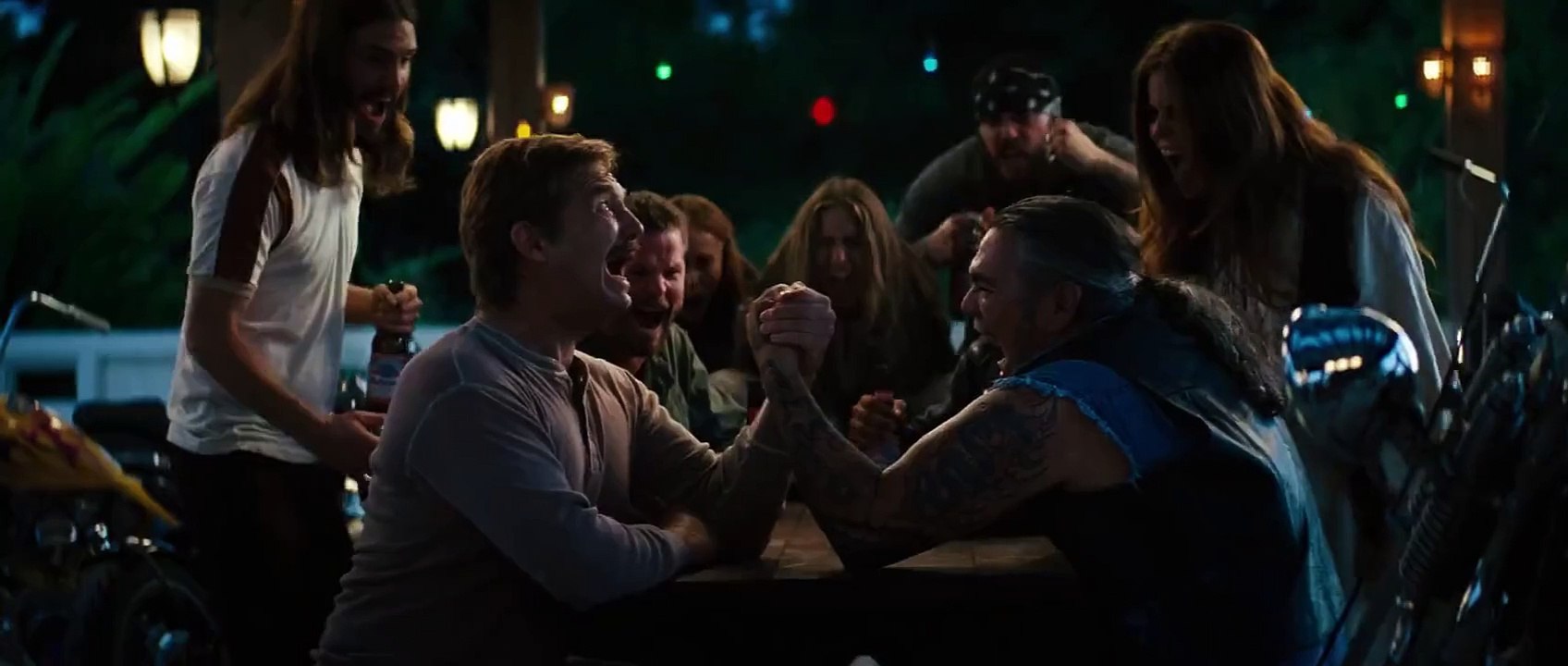 Männer die auf Ziegen starren