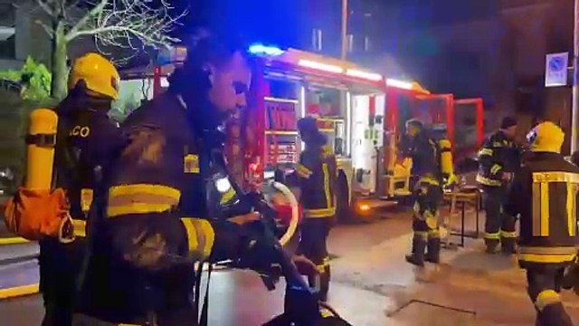 Ultimo piano in fiamme in via Claudia Augusta: l'intervento dei pompieri