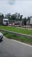 Acidente grave na Dutra deixa nove feridos e fecha pista