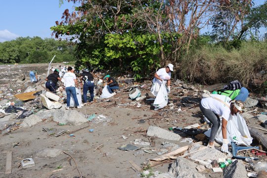 Voluntarios se suman a jornada de limpieza de playas en Panamá Viejo y Costa del Este