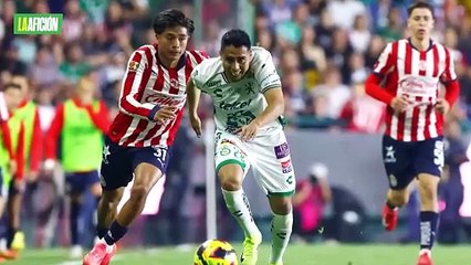 DT de Chivas pierde la cabeza y se va expulsado por patear a James Rodríguez