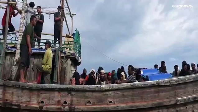 مئات من مسلمي الروهينغا يصلون إلى إندونيسيا بقارب متهالك فارين من ظلم العسكر في ميانمار