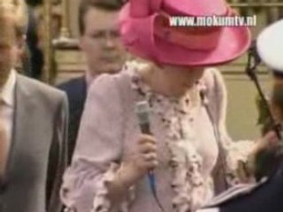 Koningin Beatrix zingt!