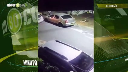 Conductor impactó varias veces un vehículo por presuntamente estacionarse frente a su casa