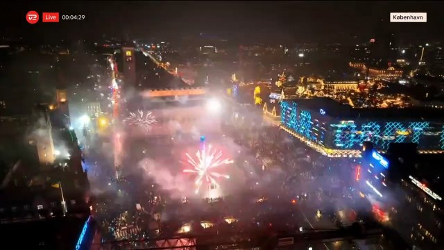 Rådhusklokker og året skifter fra 2024 til 2025 på Rådhuspladsen i København ~ TV2