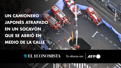 Un camionero japonés atrapado en un socavón que se abrió en medio de la calle