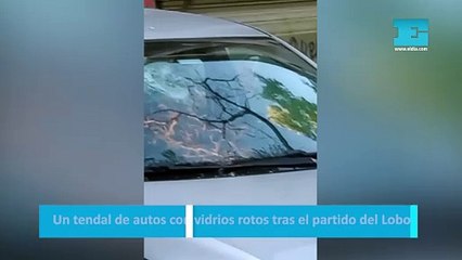 Un tendal de autos con vidrios rotos tras el partido del Lobo