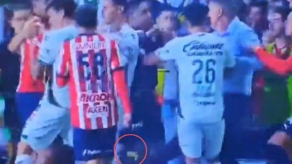 En video: esta fue la patada que el director técnico de Chivas le lanzó a James Rodríguez