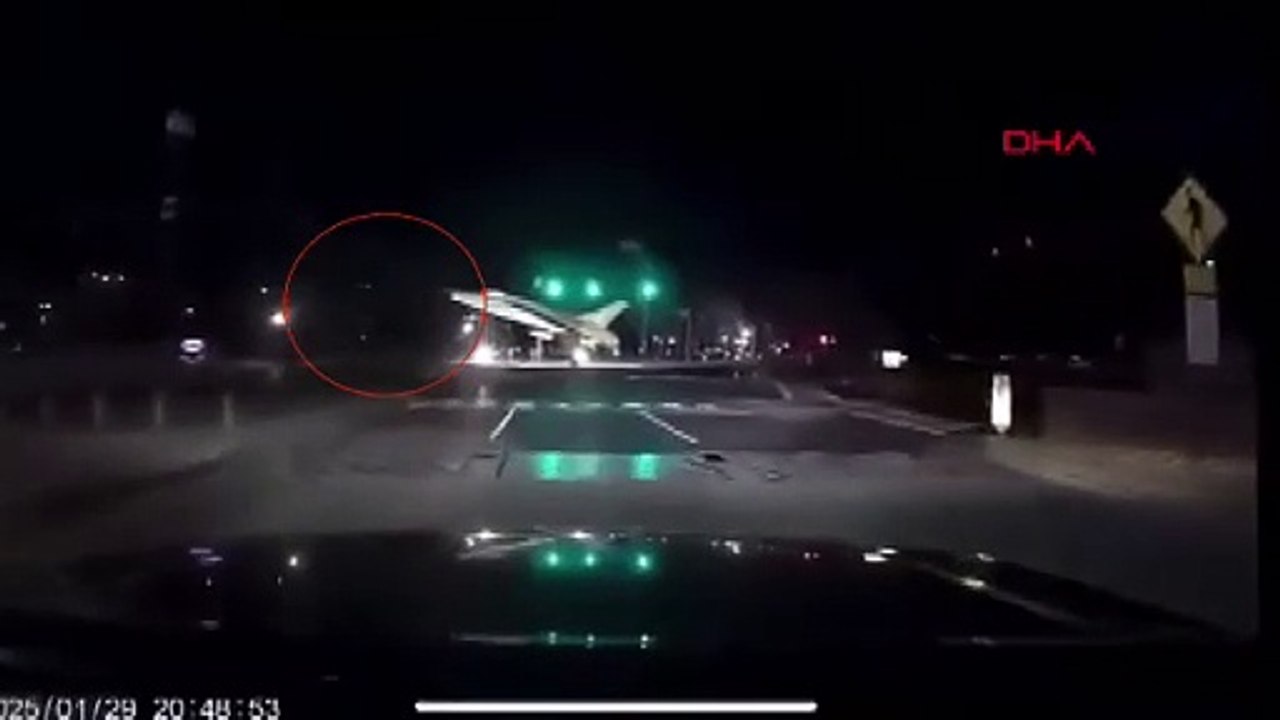 ABD'de helikopter ile çarpışan yolcu uçağı nehre düştü