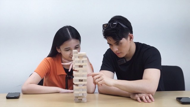 Prinsesa Ng City Jail: Sofia Pablo and Allen Ansay play Jenga (Online Exclusive)
