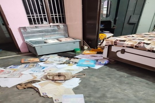 swm news...यहां घनी आबादी के बीच एक मकान से लाखों की नकदी व जेवर पार