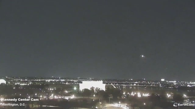 Un avión de pasajeros colisiona con un helicóptero militar sobre Washington