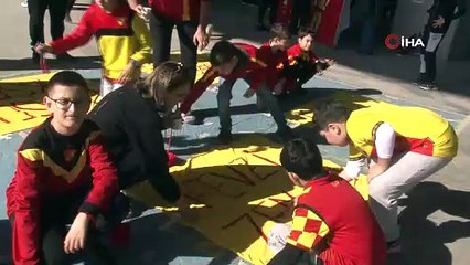 Göztepeli çocuklar, Alanyaspor maçının pankartlarını yaptı