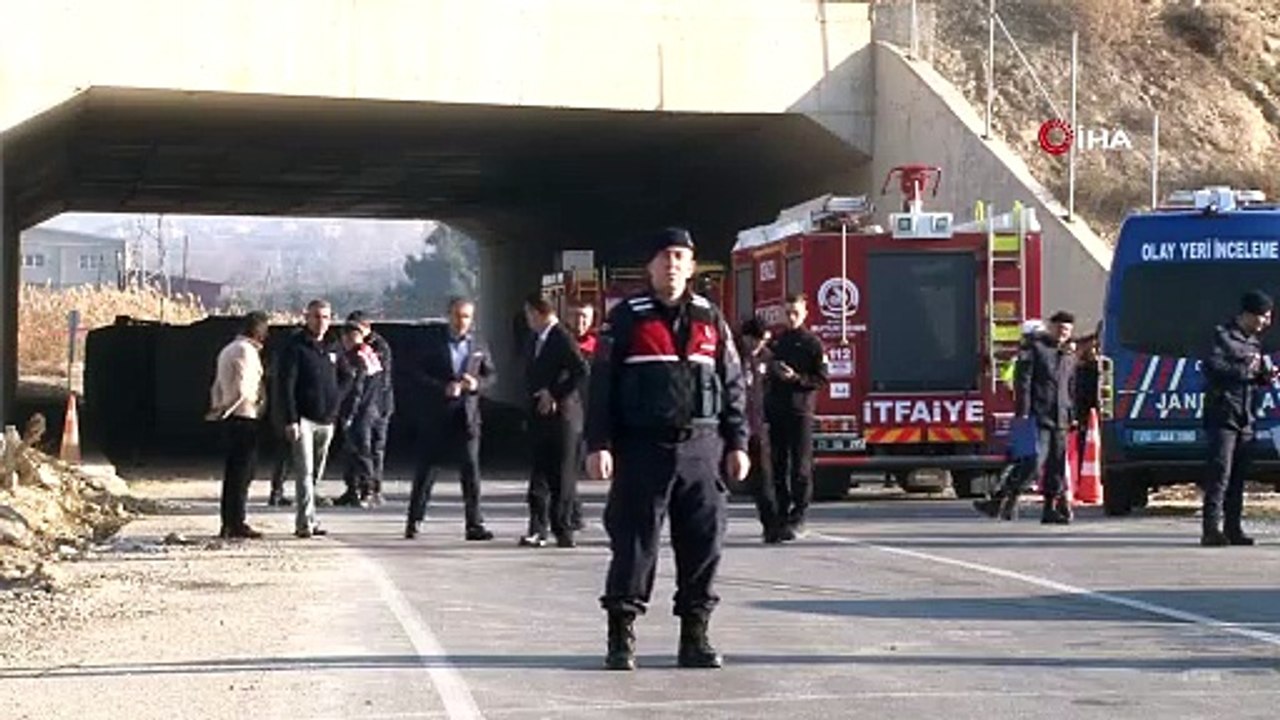 Denizli’de cam fabrikası işçilerini taşıyan minibüs devrildi: Ölü ve yaralılar var